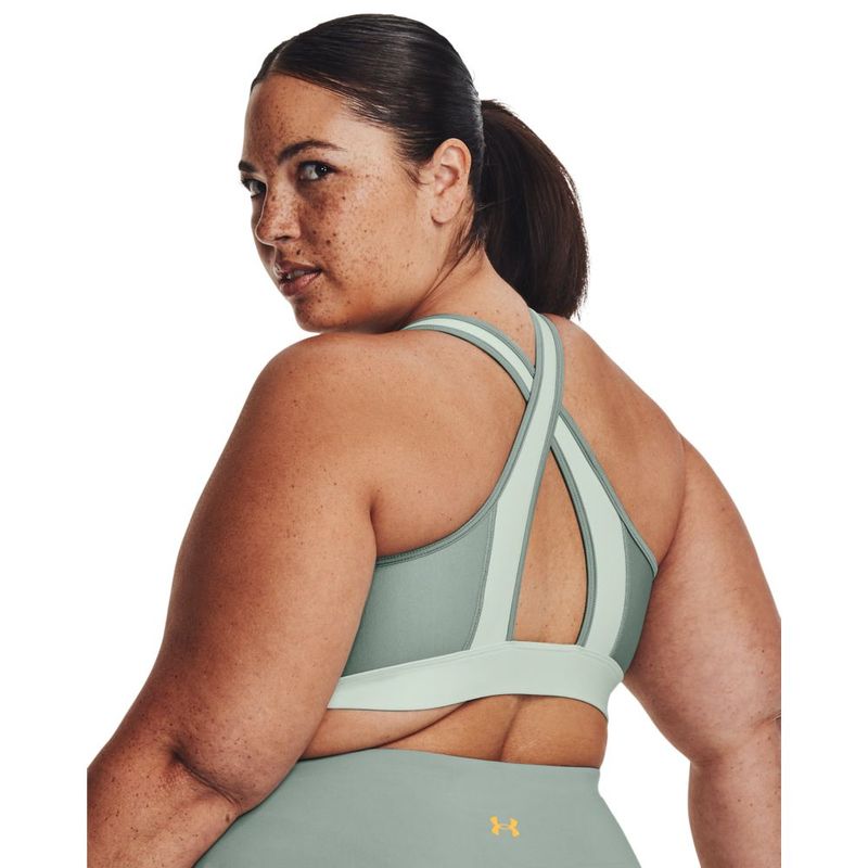 Top-under-armour-para-mujer-Ua-Crossback-Mid-Harness-para-entrenamiento-color-verde.-Reverso-Sobre-Modelo