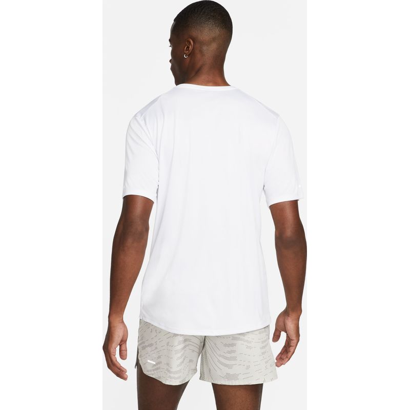 Camiseta-Manga-Corta-nike-para-hombre-M-Nk-Df-Uv-Run-Dvn-Miler-Gx-Ss-para-correr-color-blanco.-Reverso-Sobre-Modelo
