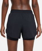 Pantaloneta-nike-para-mujer-W-Nk-Tempo-Luxe-2In1-Short-para-correr-color-negro.-Zoom-Frontal-Sobre-Modelo