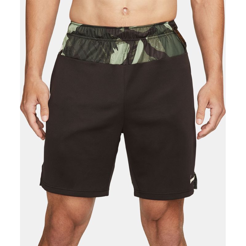 Pantaloneta-nike-para-hombre-M-Nk-Df-Knit-Short-6.0-Camo-para-entrenamiento-color-cafe.-Reverso-Sobre-Modelo
