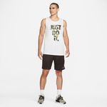 Pantaloneta-nike-para-hombre-M-Nk-Df-Knit-Short-6.0-Camo-para-entrenamiento-color-cafe.-Sobre-Modelo