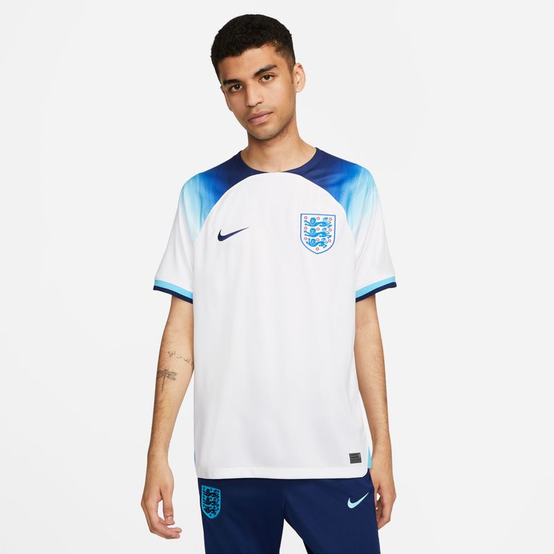Camiseta-Manga-Corta-nike-para-hombre-Ent-M-Nk-Df-Stad-Jsy-Ss-Hm-para-futbol-color-blanco.-Frente-Sobre-Modelo