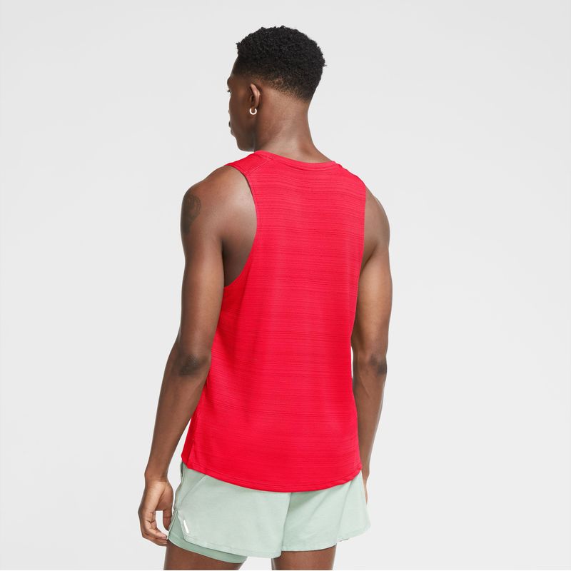 Camiseta-Manga-Sisa-nike-para-hombre-M-Nk-Df-Miler-Tank-para-correr-color-multicolor.-Reverso-Sobre-Modelo