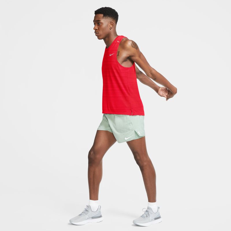 Camiseta-Manga-Sisa-nike-para-hombre-M-Nk-Df-Miler-Tank-para-correr-color-multicolor.-Zoom-Frontal-Sobre-Modelo