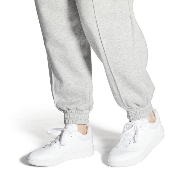Tenis-adidas-para-mujer-Hoops-3.0-para-moda-color-blanco.-En-Modelo