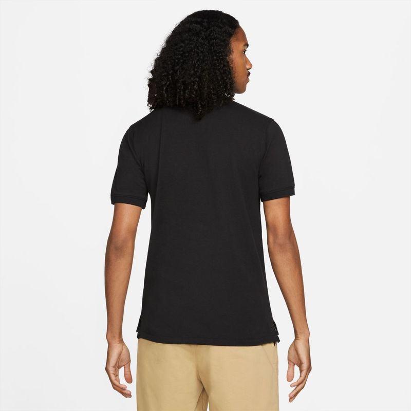 Polo-nike-para-hombre-The-Nike-Polo-Df-Heritge-Slim2-para-tenis-color-negro.-Reverso-Sobre-Modelo