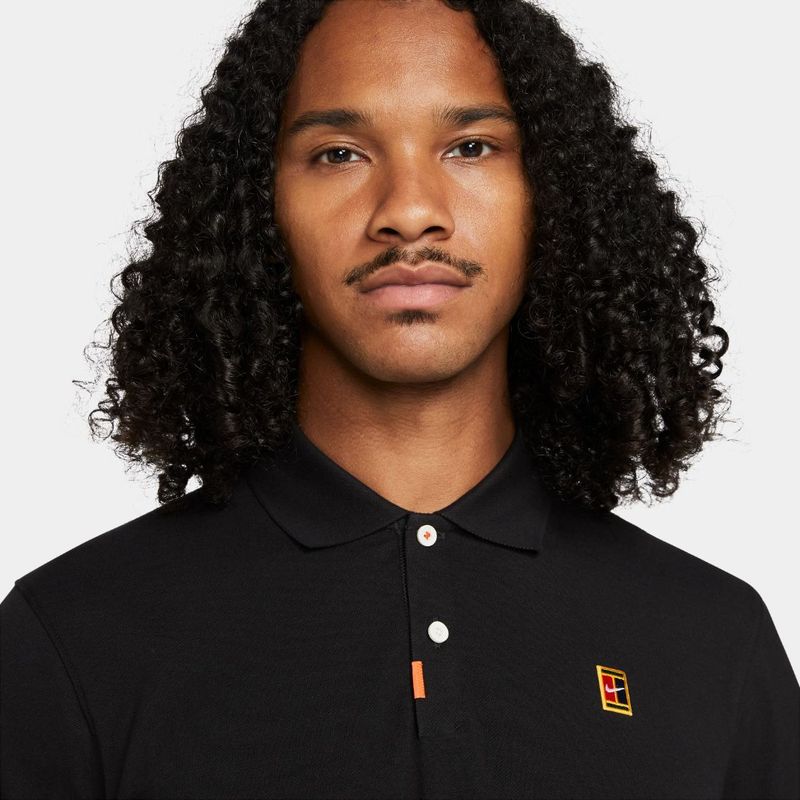 Polo-nike-para-hombre-The-Nike-Polo-Df-Heritge-Slim2-para-tenis-color-negro.-Zoom-Frontal-Sobre-Modelo