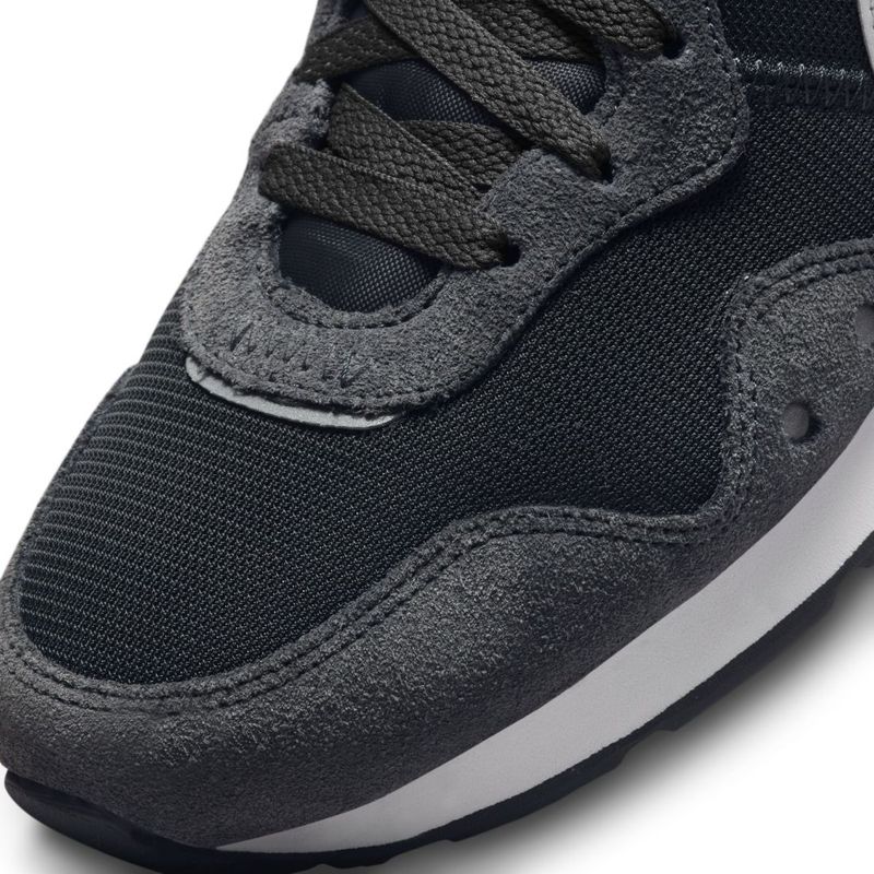 Tenis-nike-para-hombre-Nike-Venture-Runner-para-moda-color-gris.-Detalle-1