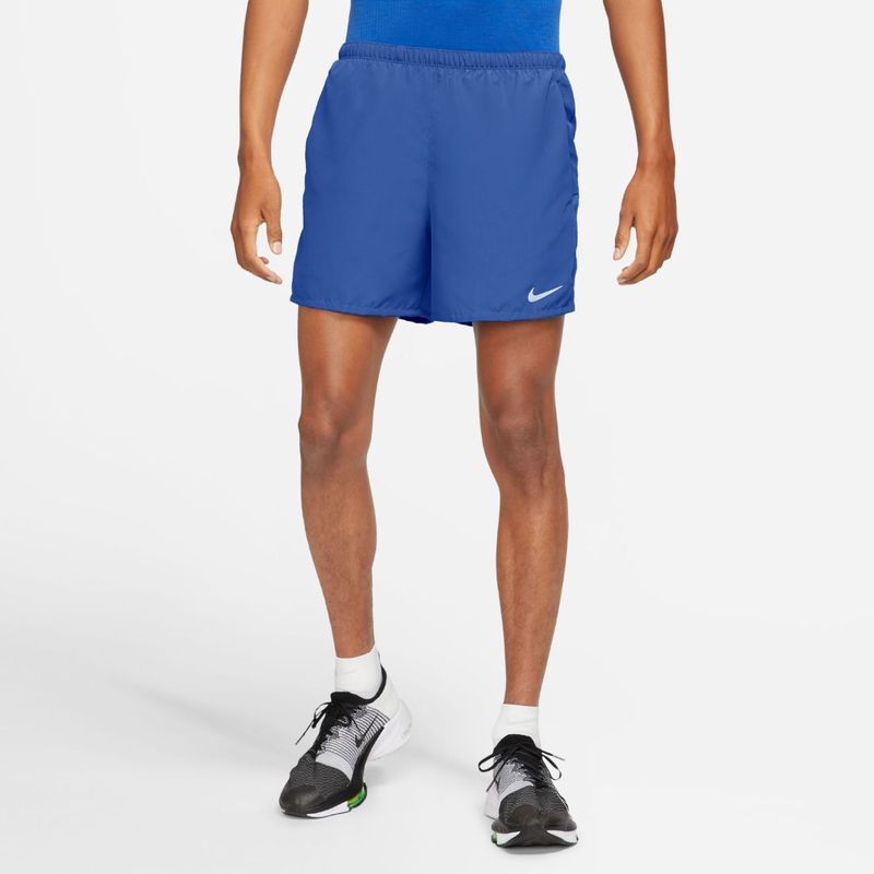 Pantaloneta-nike-para-hombre-M-Nk-Df-Challenger-Short-5Bf-para-correr-color-azul.-Frente-Sobre-Modelo