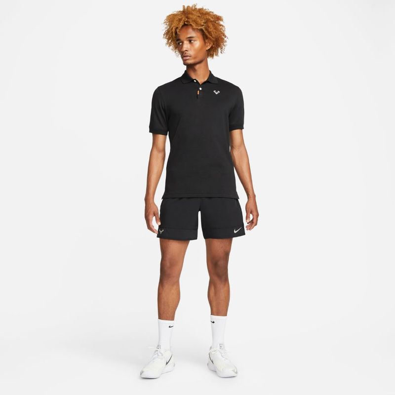 Polo-nike-para-hombre-The-Nike-Polo-Df-Rafa-Slim-para-tenis-color-blanco.-Outfit-Completo