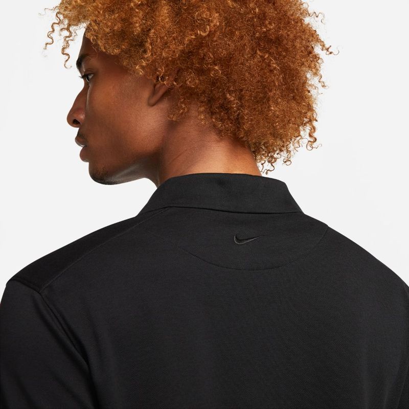 Polo-nike-para-hombre-The-Nike-Polo-Df-Rafa-Slim-para-tenis-color-blanco.-Sobre-Modelo