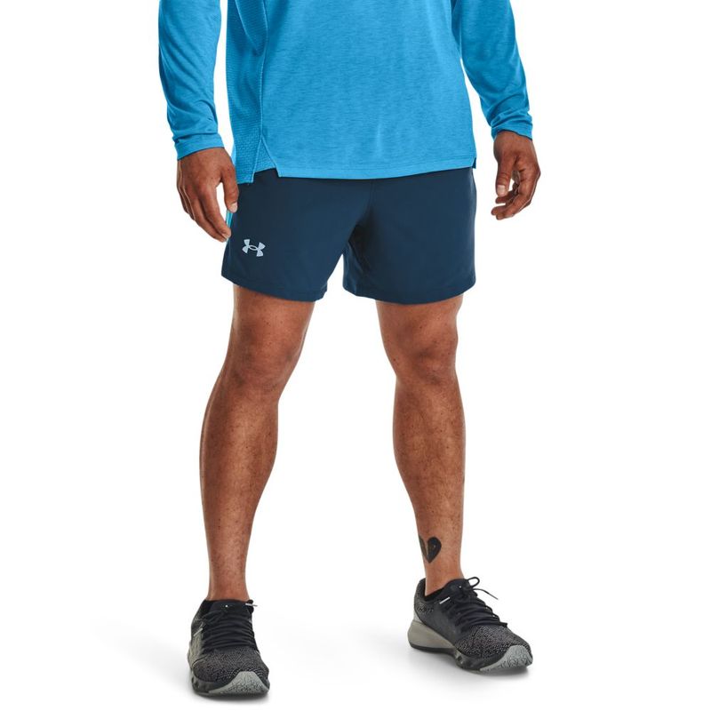 Pantaloneta-under-armour-para-hombre-Ua-Launch-5-Short-para-correr-color-azul.-Frente-Sobre-Modelo