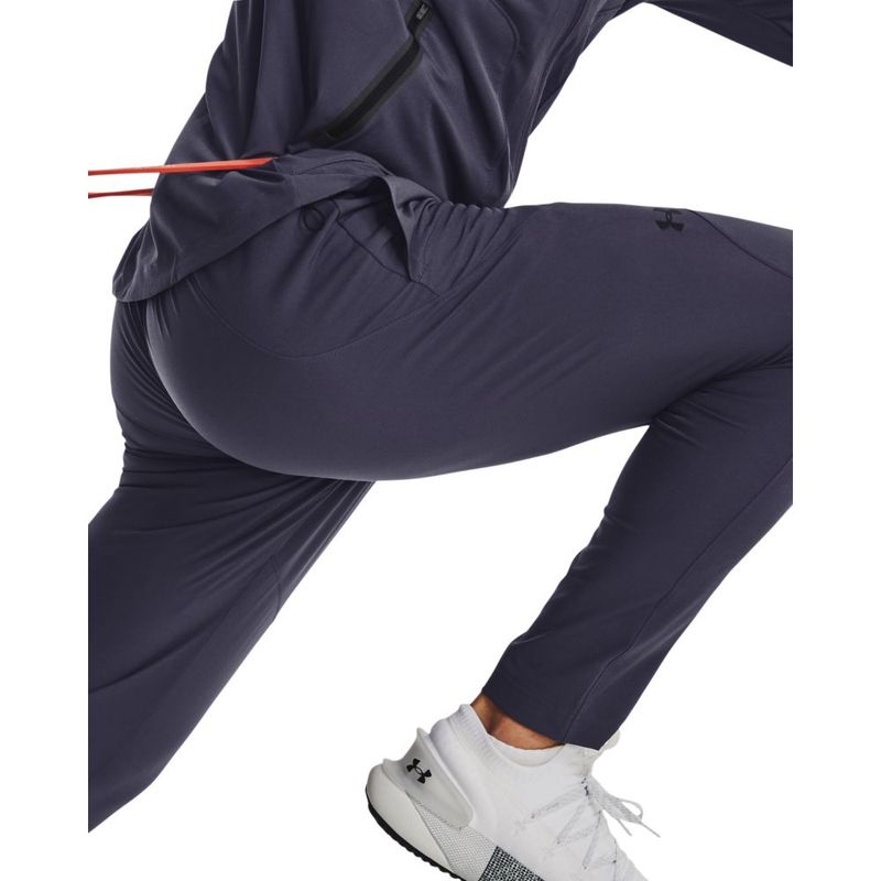 Pantalon-under-armour-para-hombre-Ua-Unstoppable-Tapered-Pants-para-entrenamiento-color-morado.-Modelo-In-Action