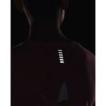 Camiseta-Manga-Corta-under-armour-para-mujer-Ua-Streaker-Snowcloud-Ss-para-correr-color-rosado.-Reflectores