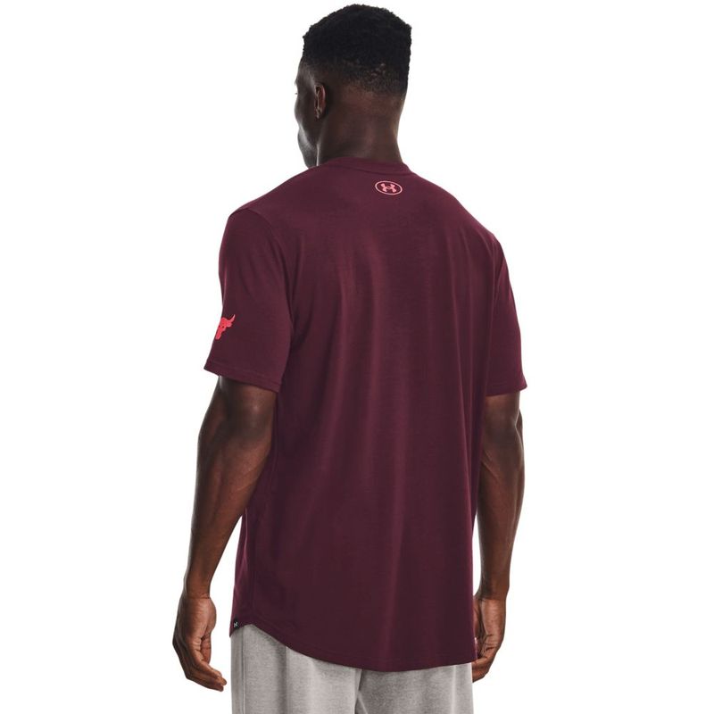 Camiseta-Manga-Corta-under-armour-para-hombre-Ua-Pjt-Rock-Ipbc-Ss-para-entrenamiento-color-rojo.-Reverso-Sobre-Modelo