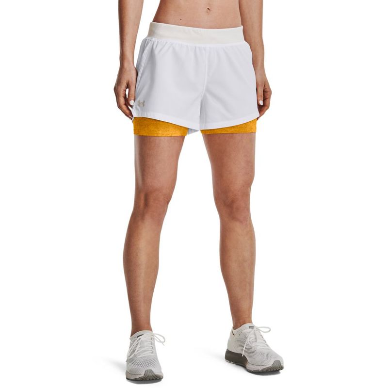 Pantaloneta-under-armour-para-mujer-Ua-Iso-Chill-Run-2N1-Short-para-correr-color-blanco.-Frente-Sobre-Modelo