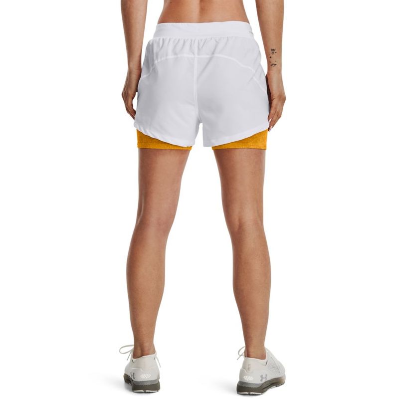 Pantaloneta-under-armour-para-mujer-Ua-Iso-Chill-Run-2N1-Short-para-correr-color-blanco.-Reverso-Sobre-Modelo
