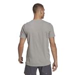 Camiseta-Manga-Corta-adidas-para-hombre-Otr-Heather-Tee-para-correr-color-gris.-Reverso-Sobre-Modelo
