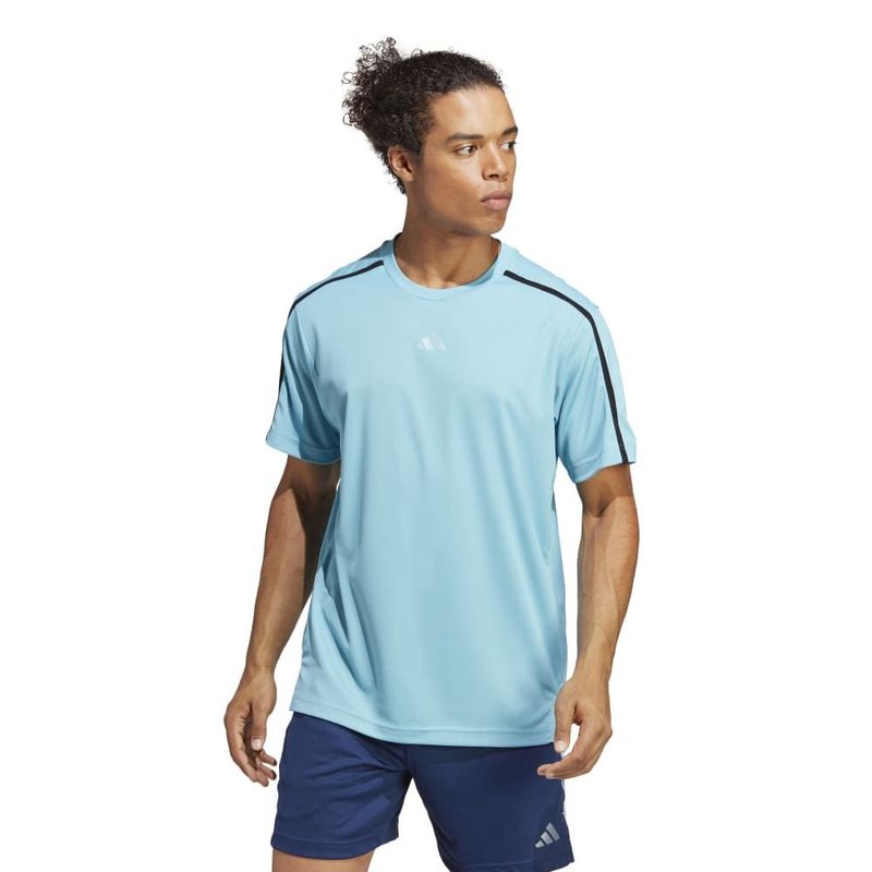 Camiseta-Manga-Corta-adidas-para-hombre-Wo-Base-Tee-para-entrenamiento-color-azul.-Frente-Sobre-Modelo