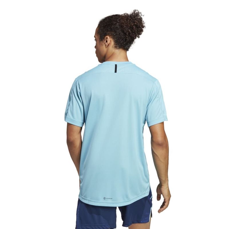 Camiseta-Manga-Corta-adidas-para-hombre-Wo-Base-Tee-para-entrenamiento-color-azul.-Reverso-Sobre-Modelo