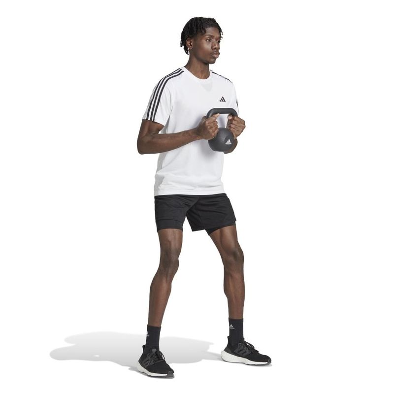 Camiseta-Manga-Corta-adidas-para-hombre-Tr-Es-Base-3S-T-para-entrenamiento-color-blanco.-Modelo-En-Movimiento