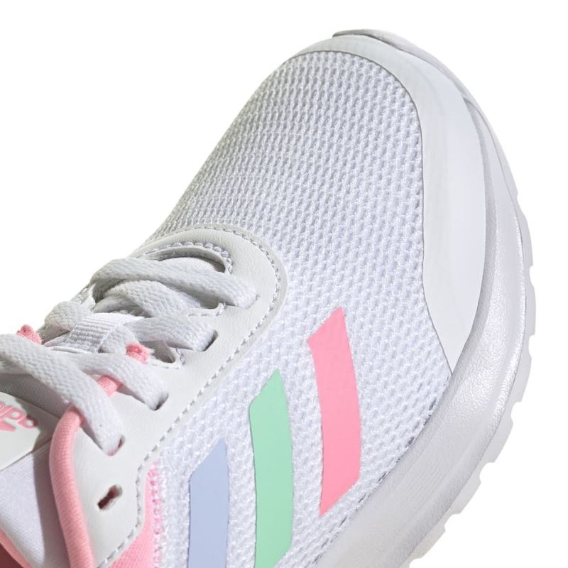 Tenis-adidas-para-niño-Tensaur-Run-2.0-K-para-moda-color-blanco.-Detalle-1