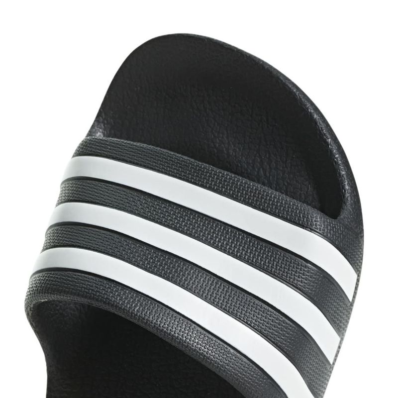 Sandalias-adidas-para-niño-Adilette-Aqua-K-para-natacion-color-negro.-Detalle-1