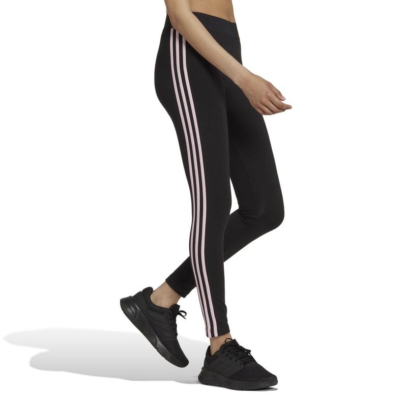 Licra-adidas-para-mujer-W-3S-Leg-para-moda-color-negro.-Modelo-En-Movimiento