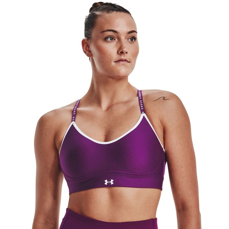 Top-under-armour-para-mujer-Infinity-Covered-Low-para-entrenamiento-color-morado.-Frente-Sobre-Modelo