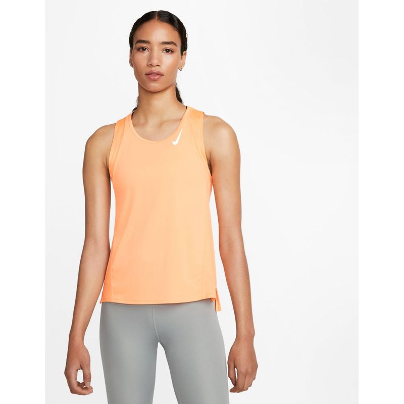 Camiseta-Manga-Sisa-nike-para-mujer-W-Nk-Df-Race-Singlet-para-correr-color-naranja.-Frente-Sobre-Modelo