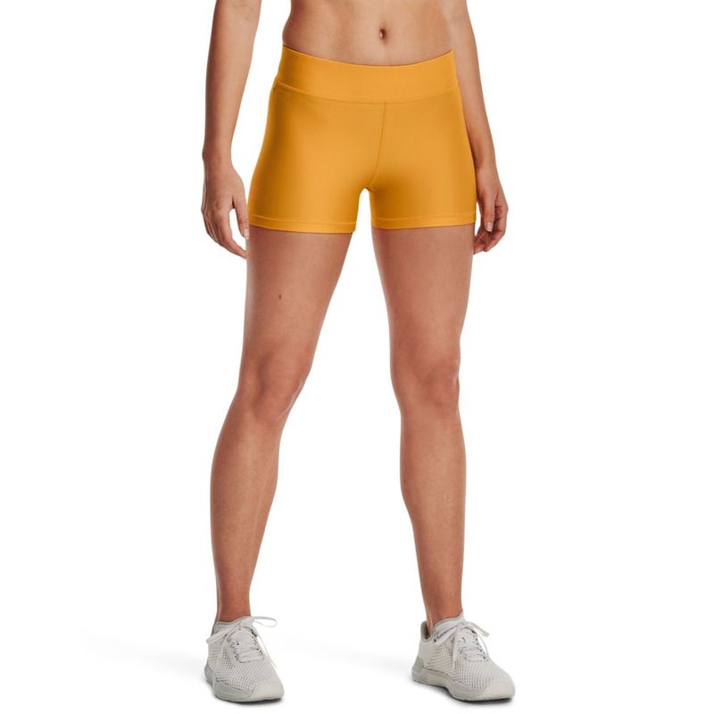 Pantaloneta-under-armour-para-mujer-Armour-Mid-Rise-Shorty-para-entrenamiento-color-amarillo.-Frente-Sobre-Modelo