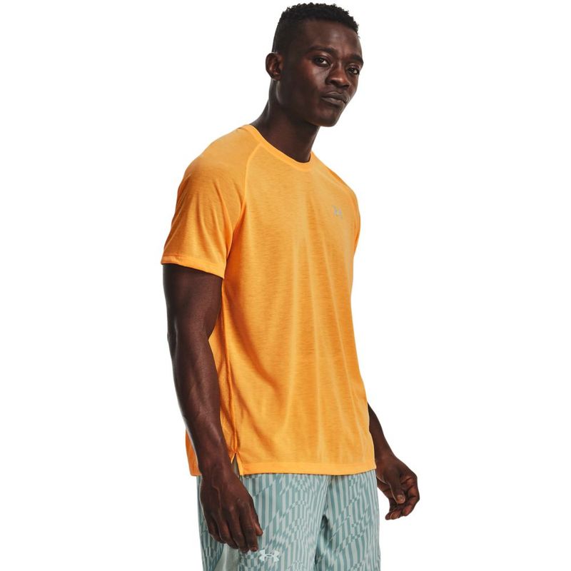 Camiseta-Manga-Corta-under-armour-para-hombre-Ua-Streaker-Tee-para-correr-color-naranja.-Frente-Sobre-Modelo