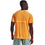 Camiseta-Manga-Corta-under-armour-para-hombre-Ua-Streaker-Tee-para-correr-color-naranja.-Reverso-Sobre-Modelo
