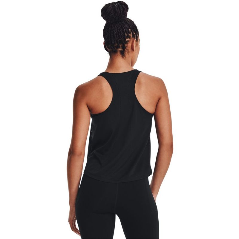 Camiseta-Manga-Sisa-under-armour-para-mujer-Engineered-Knit-Tank-para-entrenamiento-color-negro.-Reverso-Sobre-Modelo