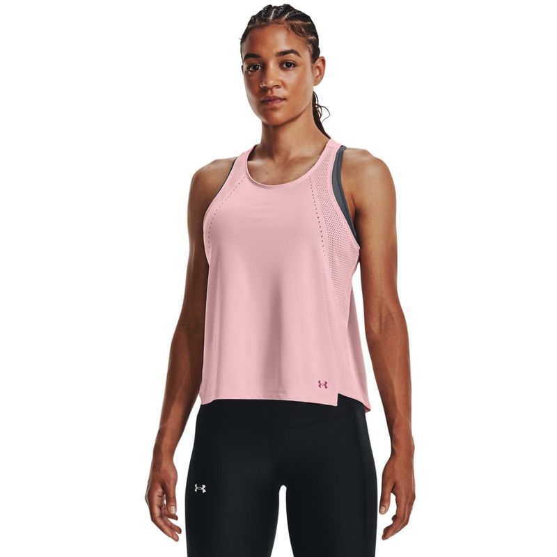 Camiseta-Manga-Sisa-under-armour-para-mujer-Engineered-Knit-Tank-para-entrenamiento-color-rojo.-Frente-Sobre-Modelo