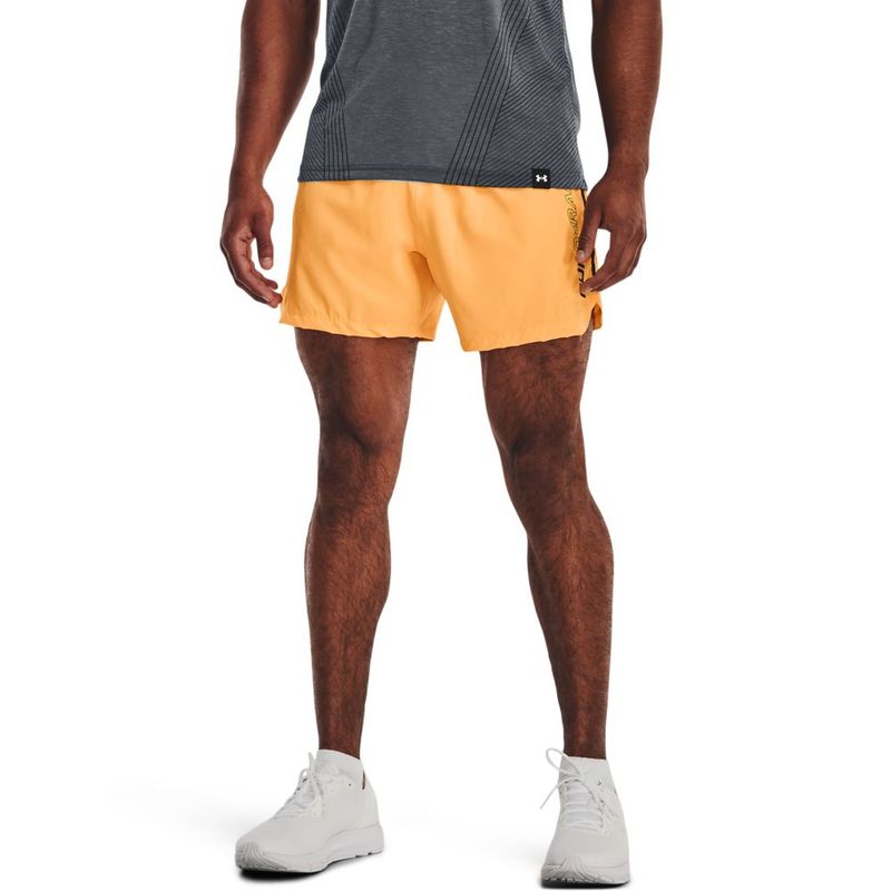Pantaloneta-under-armour-para-hombre-Ua-Speedpocket-5-Short-para-correr-color-naranja.-Frente-Sobre-Modelo