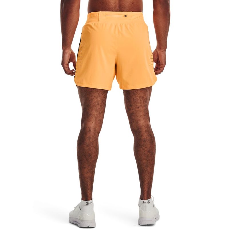 Pantaloneta-under-armour-para-hombre-Ua-Speedpocket-5-Short-para-correr-color-naranja.-Reverso-Sobre-Modelo