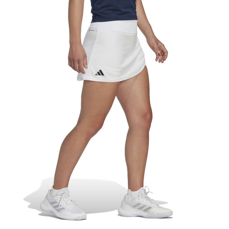 Falda-adidas-para-mujer-Club-Skirt-para-tenis-color-blanco.-Modelo-En-Movimiento