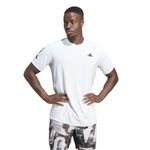 Camiseta-Manga-Corta-adidas-para-hombre-Club-3Str-Tee-para-tenis-color-blanco.-Frente-Sobre-Modelo