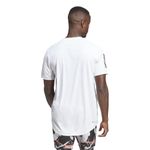 Camiseta-Manga-Corta-adidas-para-hombre-Club-3Str-Tee-para-tenis-color-blanco.-Reverso-Sobre-Modelo