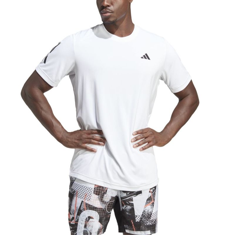 Camiseta-Manga-Corta-adidas-para-hombre-Club-3Str-Tee-para-tenis-color-blanco.-Zoom-Frontal-Sobre-Modelo
