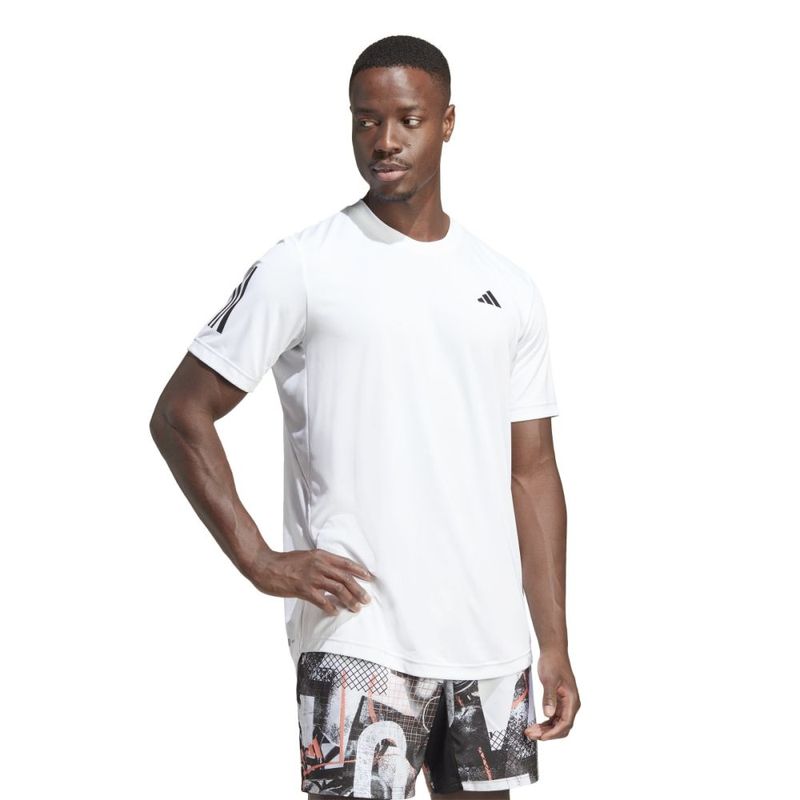 Camiseta-Manga-Corta-adidas-para-hombre-Club-3Str-Tee-para-tenis-color-blanco.-Modelo-En-Movimiento