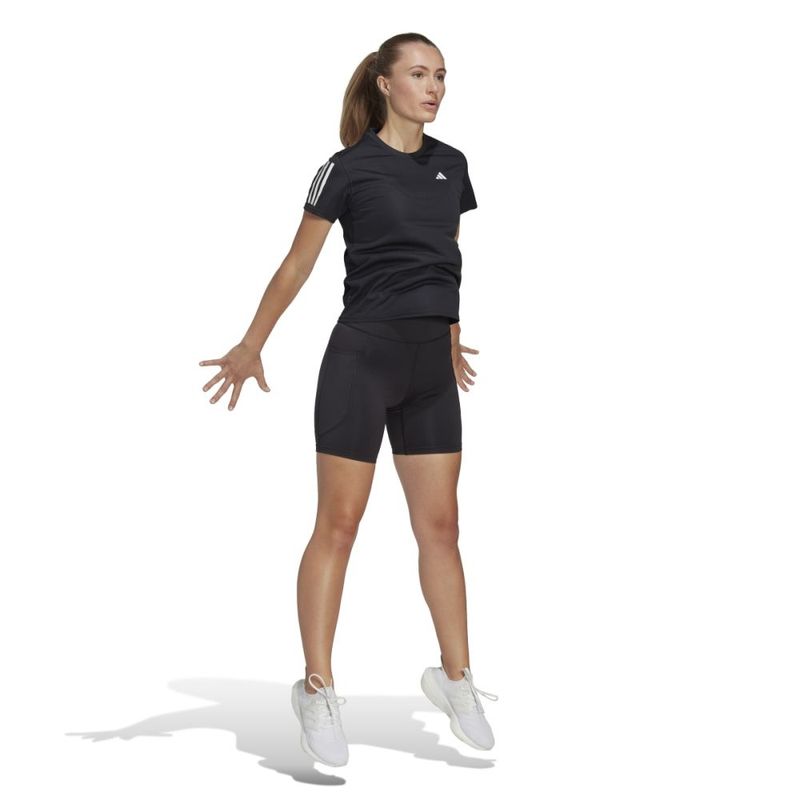 Camiseta-Manga-Corta-adidas-para-mujer-Own-The-Run-Tee-para-correr-color-negro.-Modelo-En-Movimiento