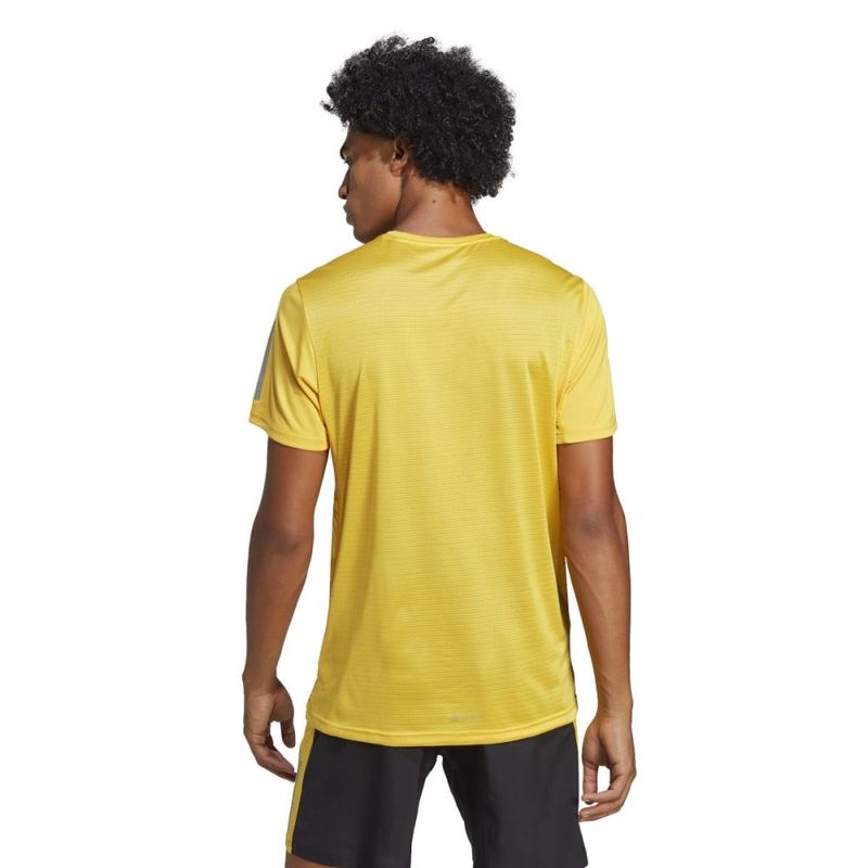 Camiseta-Manga-Corta-adidas-para-hombre-Own-The-Run-Tee-para-correr-color-amarillo.-Reverso-Sobre-Modelo