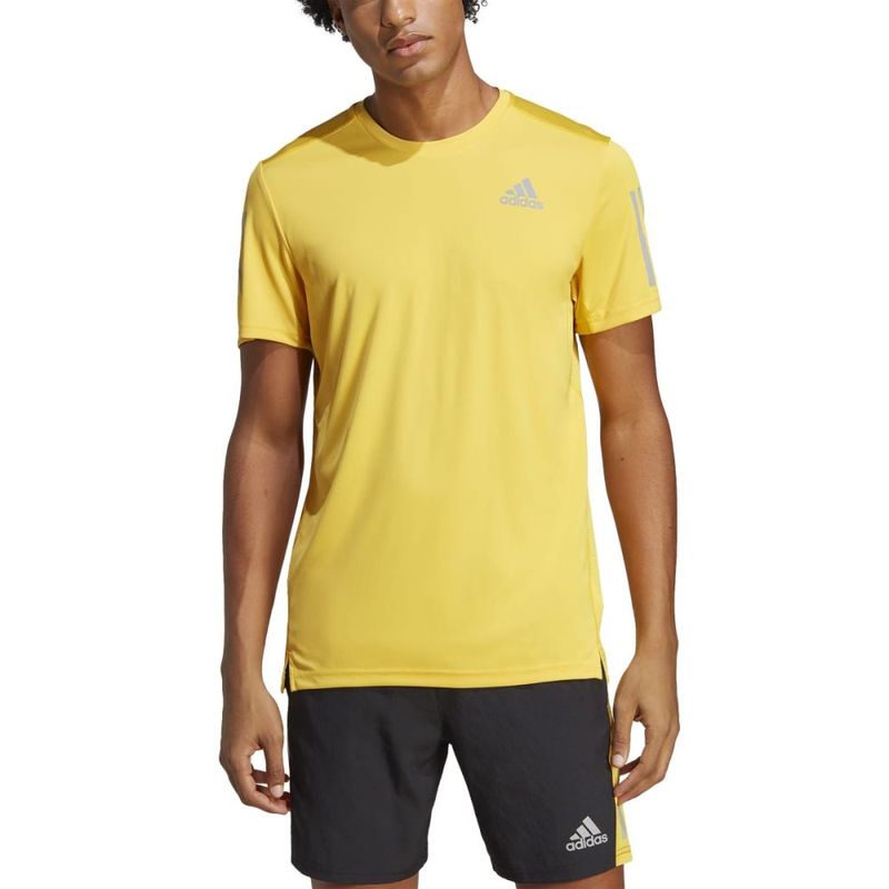 Camiseta-Manga-Corta-adidas-para-hombre-Own-The-Run-Tee-para-correr-color-amarillo.-Zoom-Frontal-Sobre-Modelo
