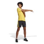 Camiseta-Manga-Corta-adidas-para-hombre-Own-The-Run-Tee-para-correr-color-amarillo.-Modelo-En-Movimiento