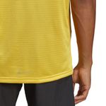 Camiseta-Manga-Corta-adidas-para-hombre-Own-The-Run-Tee-para-correr-color-amarillo.-Detalle-1