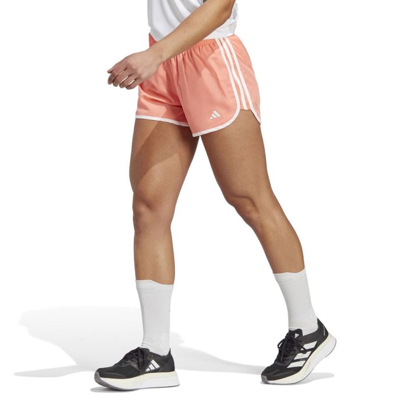 Pantaloneta-adidas-para-mujer-M20-Short-para-correr-color-naranja.-Frente-Sobre-Modelo