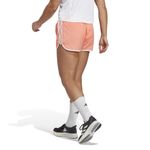 Pantaloneta-adidas-para-mujer-M20-Short-para-correr-color-naranja.-Reverso-Sobre-Modelo