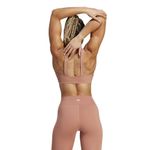 Top-adidas-para-mujer-Cf-L-St-Ms-Bra-para-entrenamiento-color-rosado.-Reverso-Sobre-Modelo
